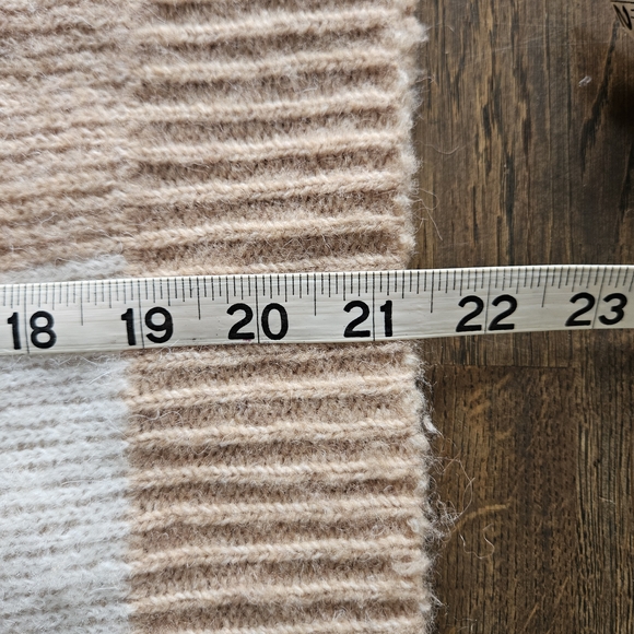 En Crème Elegant V-Neck Sweater in Tan and Cream Small/medium - Picture 7 of 8